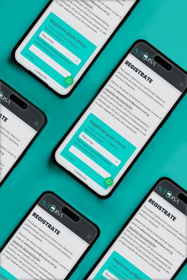Teléfono móvil con la pantalla del formulario de registro, mostrando lo fácil que es registrarse online para vender un coche siniestrado