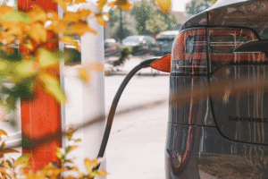 Coche eléctrico de segunda mano cargando
