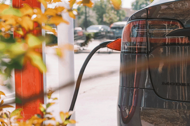 Coche eléctrico de segunda mano cargando