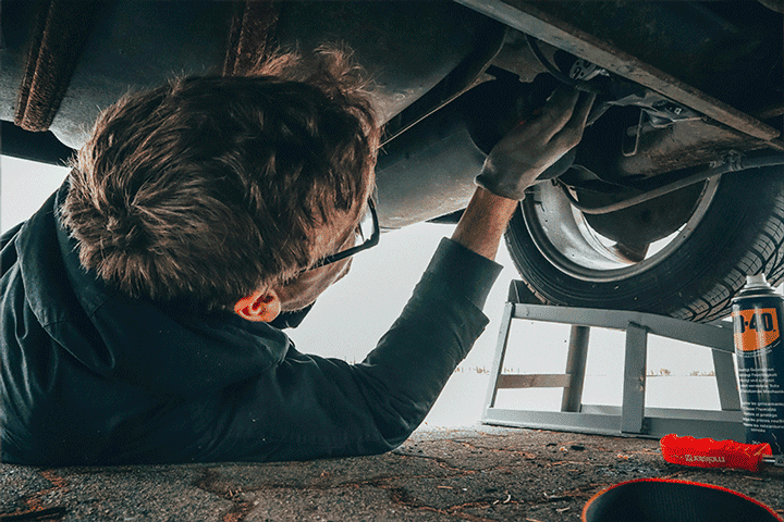 Vehículo de segunda mano siendo reparado para compramos tu coche